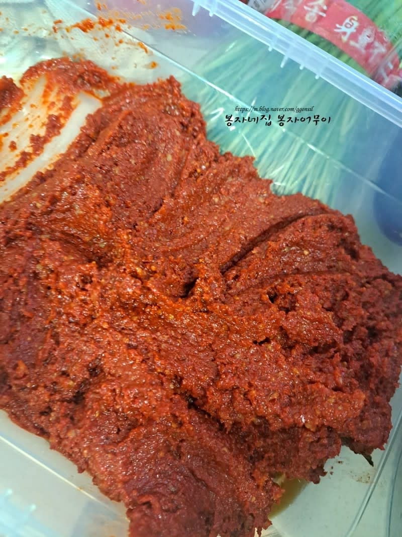 이렇게 통에 담아서 냉장고에 두고 사용하는 간입니다.