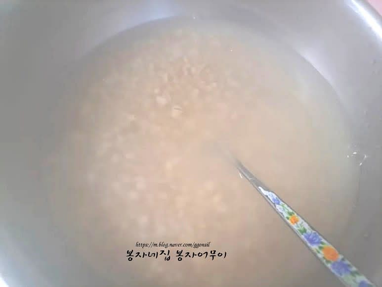 늘보리죽을 끓여서 갈아줍니다. 일반 보리를 사용해도 됩니다.