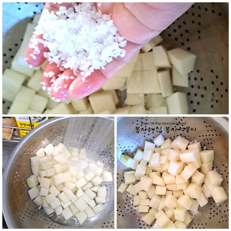 소금 한 줌을 뿌려서 20분 절였다가 흐르는 물에 헹궈서 물기가 빠질 수 있도록 체반에 받쳐줍니다. 물이 빠지도록 두고 굴을 손질하세요.