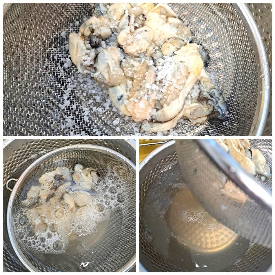 굴을 체에 담고 소금을 뿌려 물에 담가 흔들어주세요. 물에 이물질이 많이 나옵니다. 물을 바꿔가면서 3번 이상 헹궈서 씻어줍니다.