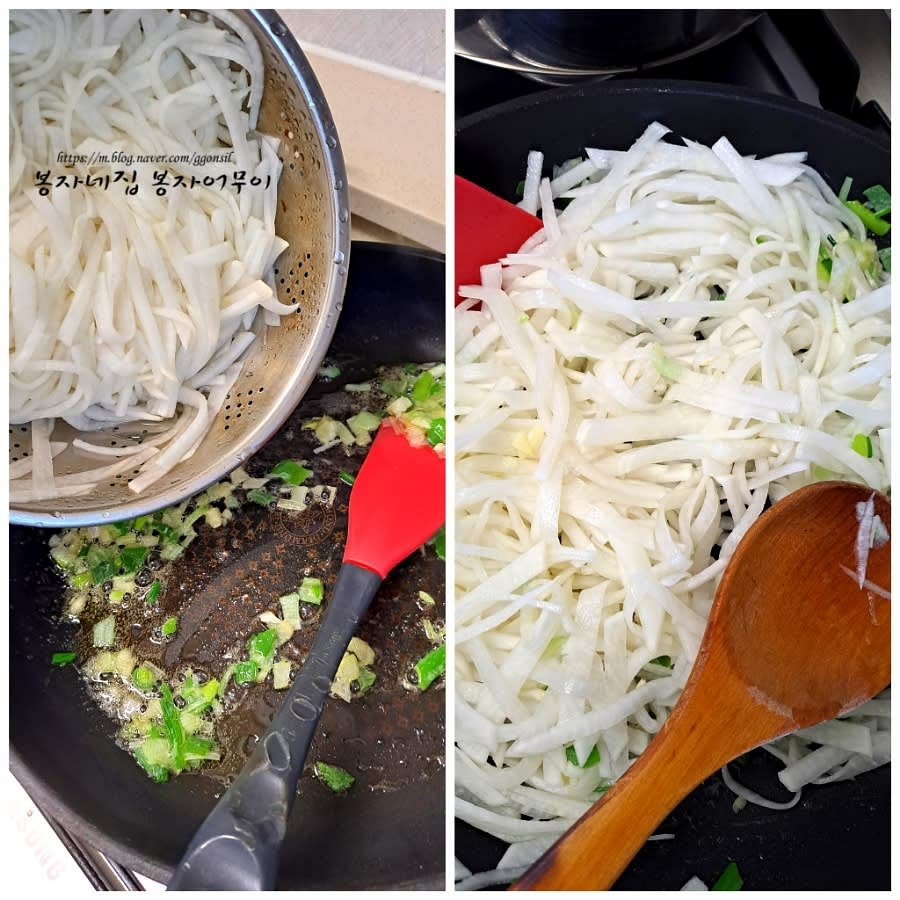 절인 무채를 넣고 1-2분 동안 볶아줍니다. 무가 부서지지 않으니 걱정하지 말고 볶아주세요.