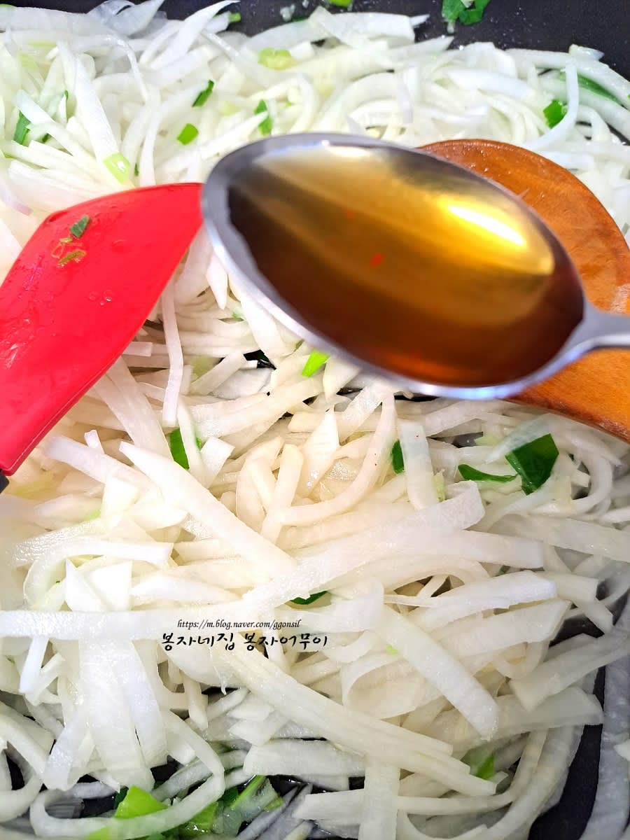 물이 자박하게 남아 있는 상태에서 참치 액젓을 한 스푼 추가하고 감칠맛을 냅니다.