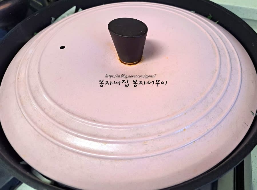 뚜껑을 닫고 2분 정도 더 익힌 뒤 뚜껑을 열고 잘 섞어줍니다.