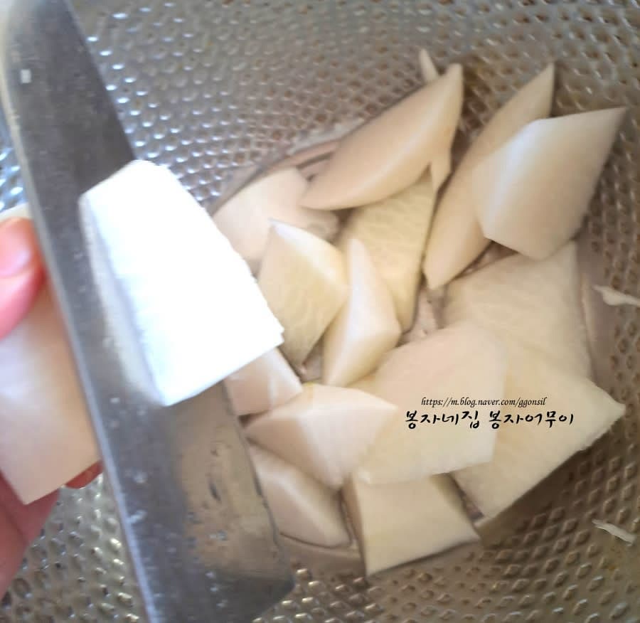 무를 손가는 대로 큼직하게 썰어주세요. 다양한 모양으로 썰어도 좋습니다.