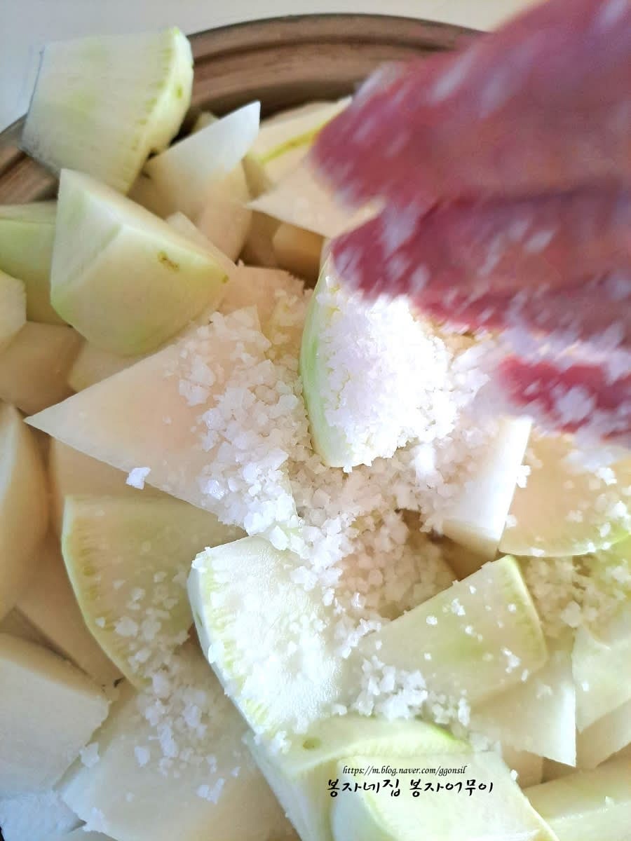 썬 무에 굵은소금 2줌을 넣고 섞어준 뒤 30분 동안 절여주세요. 너무 오래 절이면 식감이 물러질 수 있습니다.