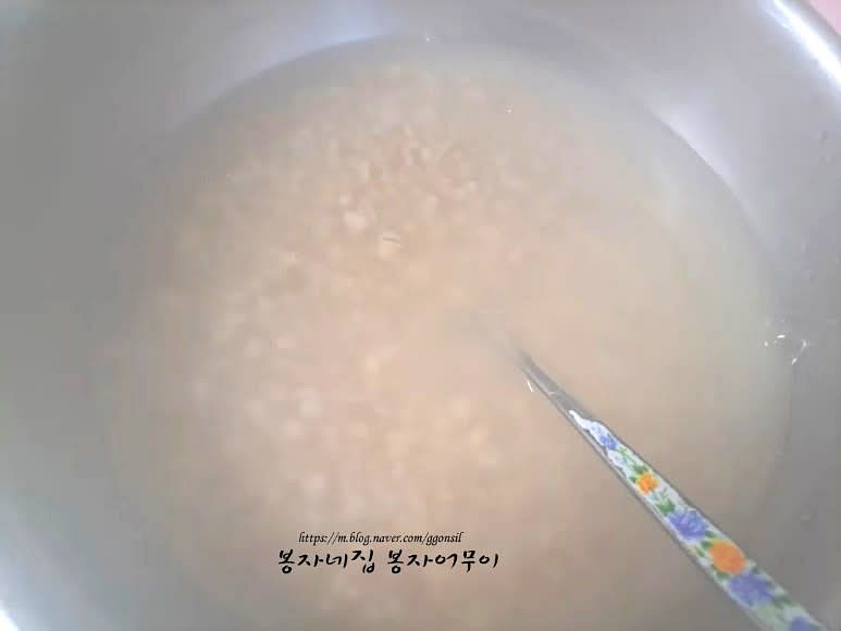 늘보리는 3번 씻고 말린 뒤 믹서기로 갈아줍니다. 보리압맥을 사용해도 좋습니다.