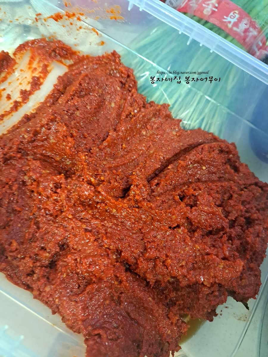 양념을 냉장고에 보관하여 숙성시키면 더욱 맛있습니다. 파김치, 깍두기, 무말랭이 등 다양한 요리에 사용할 수 있습니다.