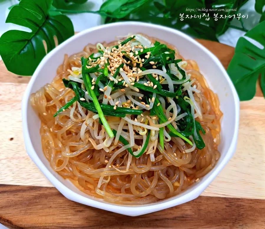양념한 당면 위에 숙주나물을 듬뿍 얹어서 깨소금을 뿌려 맛있게 드세요.