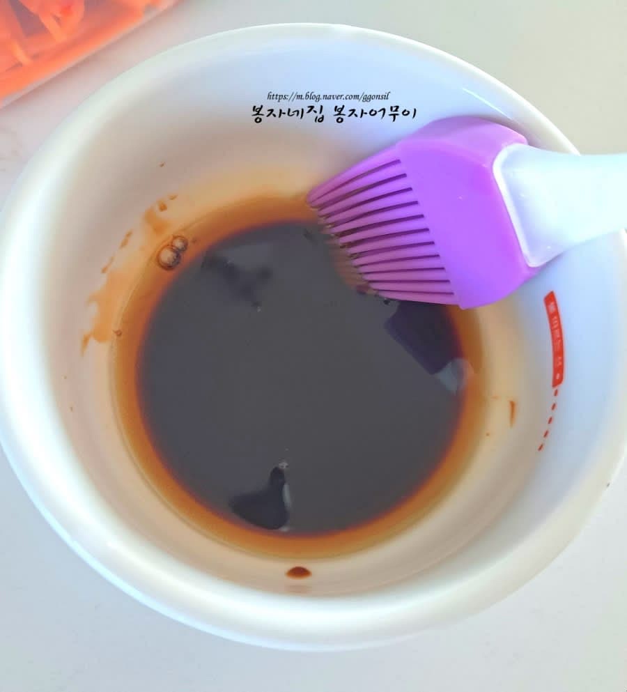 썬 가지를 참기름과 간장, 소금을 반씩 섞어 앞뒤로 골고루 발라줍니다.