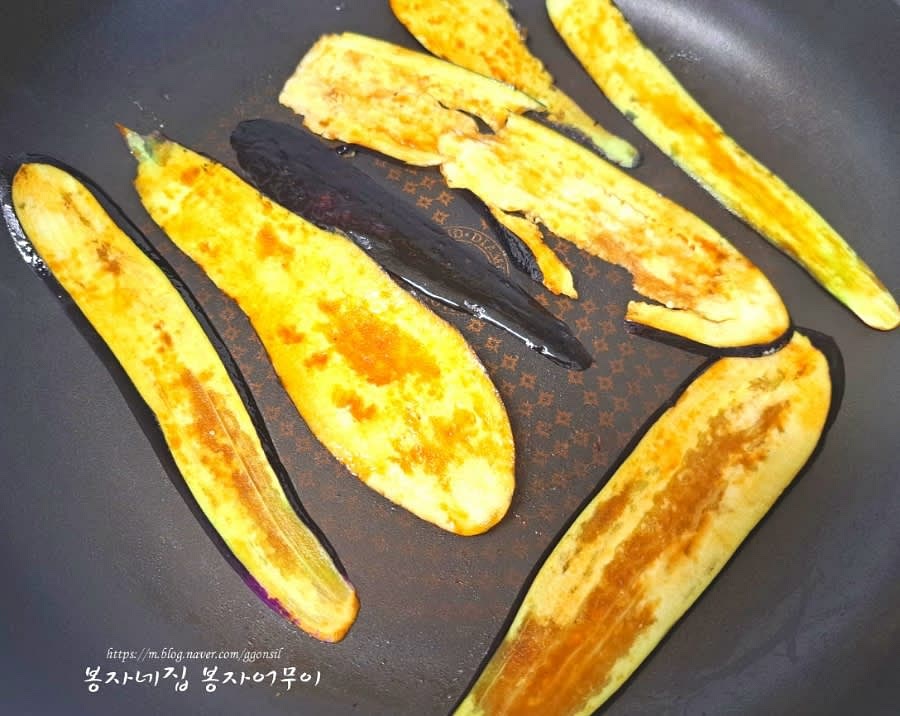 프라이팬에 노릇노릇하게 구워준 뒤 잠시 그릇에 옮겨둡니다.