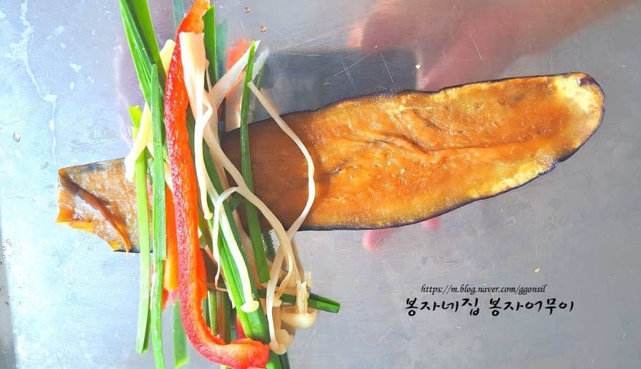 가지 위에 야채를 골고루 넣고 돌돌 말아줍니다.