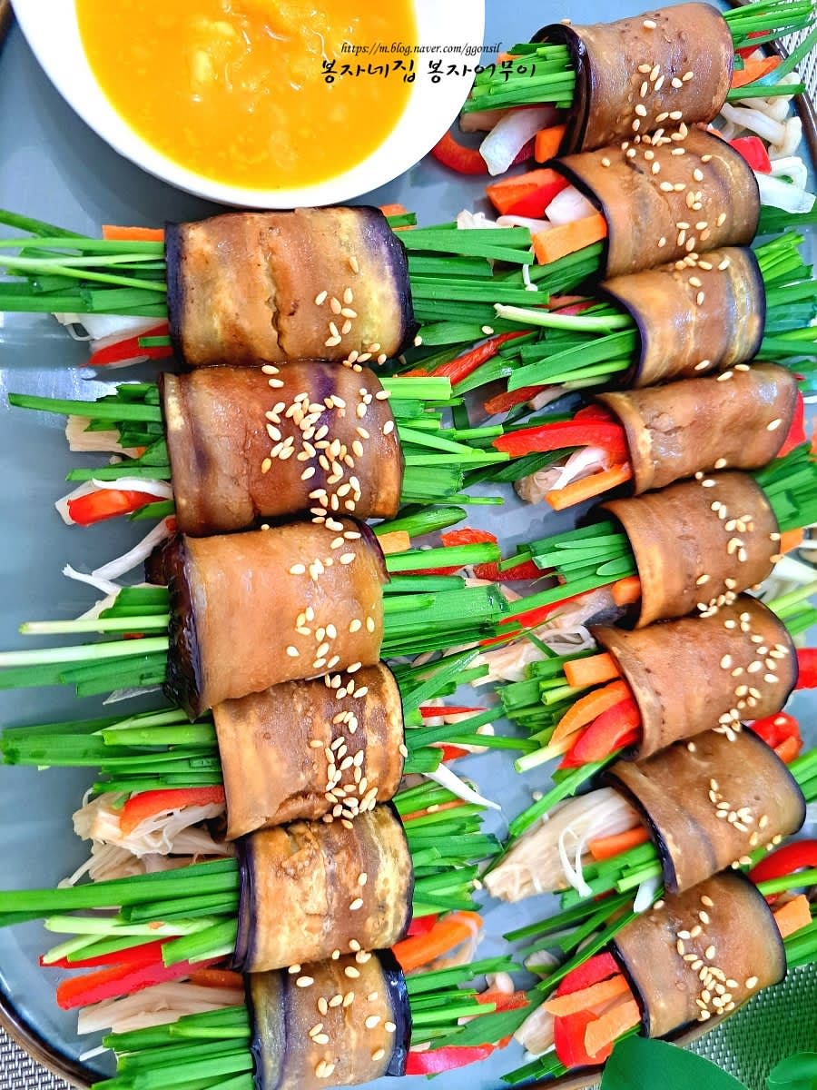 완성된 가지 요리 위에 냉채소스를 얹어 맛있게 즐깁니다.