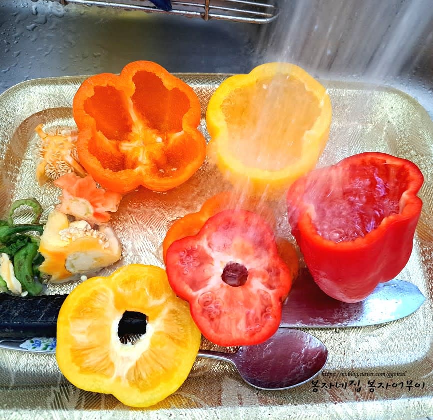 파프리카 윗부분을 잘라 씨를 숟가락으로 긁어내 주세요.