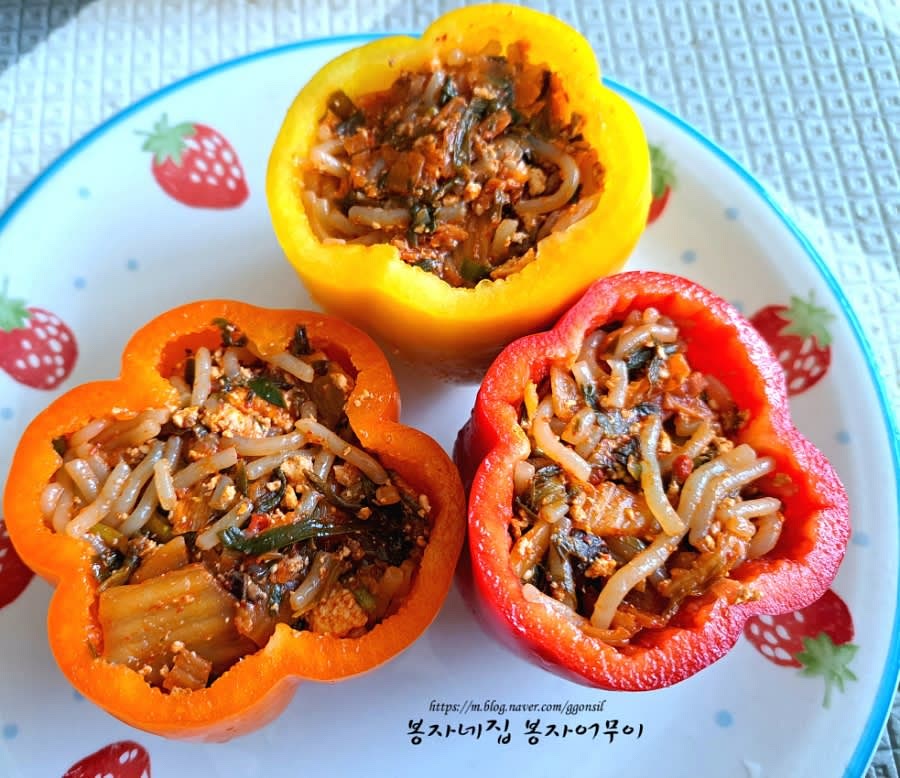 준비한 만두소를 파프리카 속에 채워 넣습니다.