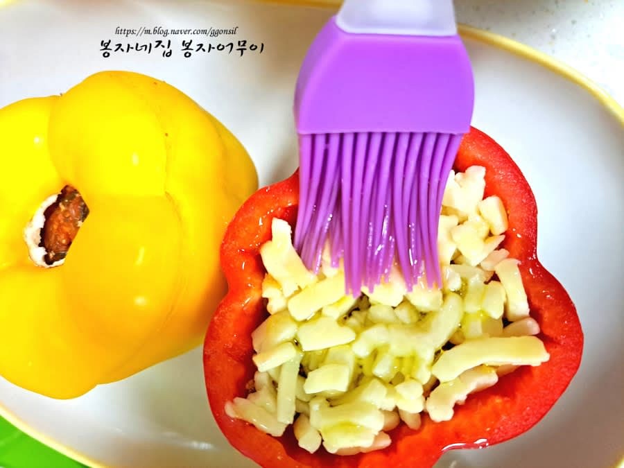 취향에 따라 만두소 위에 치즈를 올려 주세요.