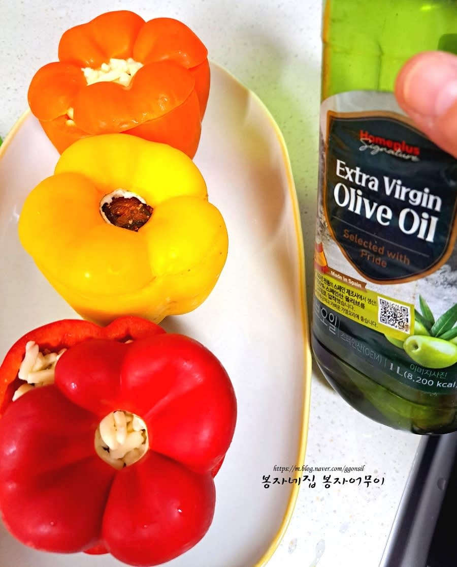 파프리카 겉면에 올리브오일을 골고루 발라 수분이 빠지지 않도록 합니다.