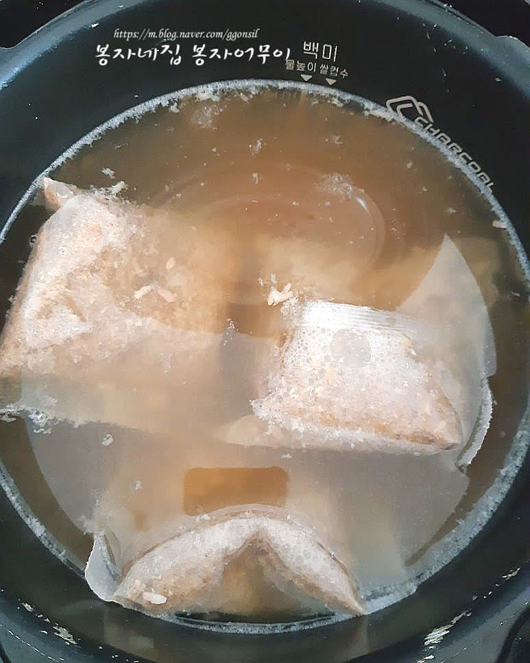 밥 한 공기에 물 3리터를 붓고 엿기름 팩 3개를 넣고 전기밥솥에 5~6시간 보온 상태로 둡니다.