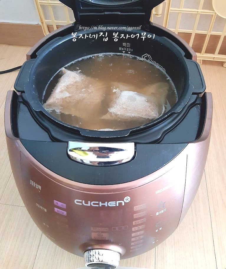 중간중간 열어 발효 상태를 확인하고, 찹쌀이 잘 띄워졌다면 발효가 완료된 것입니다.