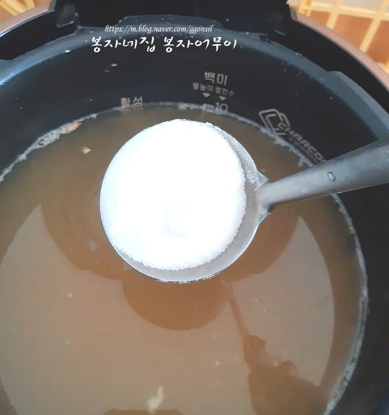 발효된 찹쌀을 분리하여 물만 걸러냅니다. 생강을 넣어 향을 추가합니다. 설탕 2국자를 넣고 취향에 따라 단맛을 조절합니다. 물의 양과 조청을 추가하여 더 달콤하게 만들 수도 있습니다.