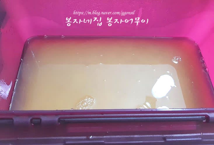 완전히 식힌 후 냉장고에 보관하여 차갑게 식혀 마십니다.