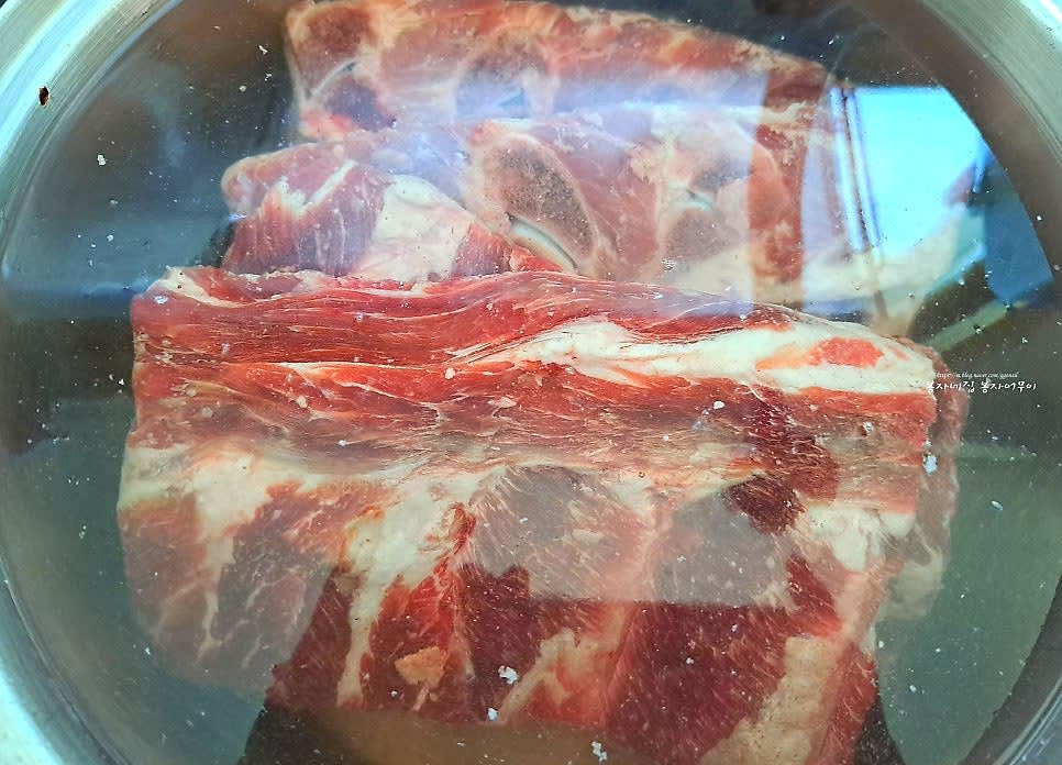 갈비를 찬물에 2~3시간 담가 핏물을 제거합니다.