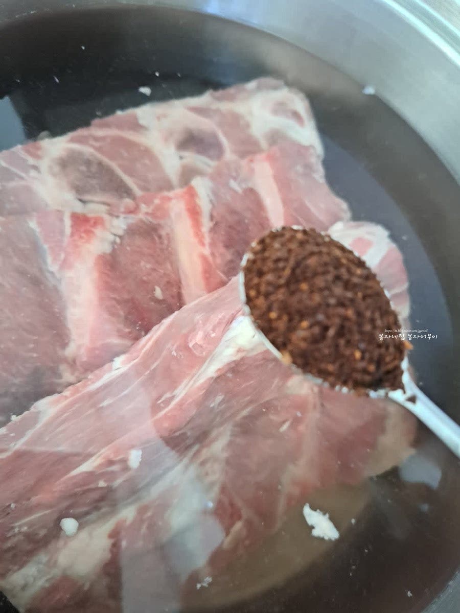 핏물이 제거된 갈비를 커피 한 스푼 추가해 한 번 데친 후 흐르는 물에 깨끗이 세척해줍니다.