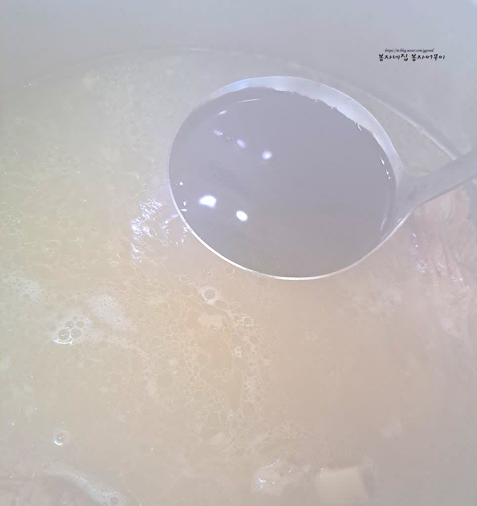 국물이 끓기 시작하면 불순물과 거품을 제거해줍니다. 국간장으로 간을 해주고 고기가 더 부드러워질 때까지 끓여줍니다.