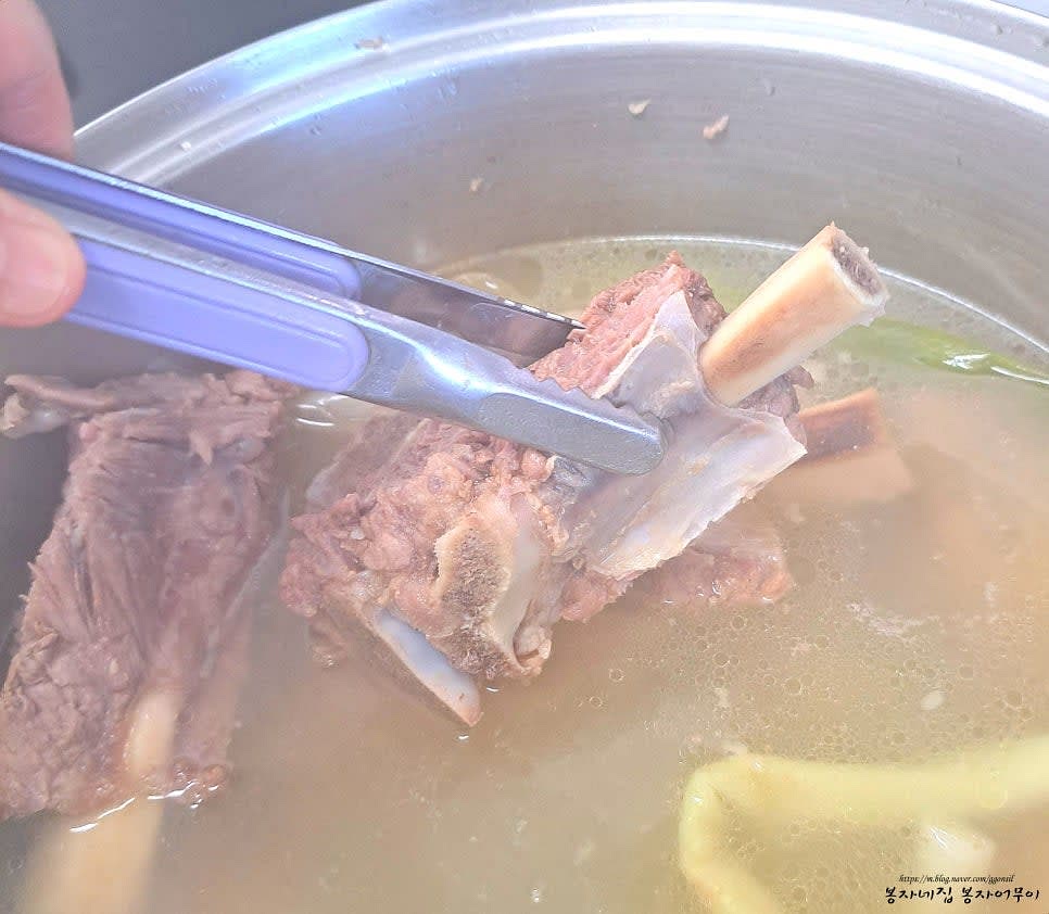 왕갈비가 어느 정도 익으면 한 덩어리로 붙어 있는 것은 잘라 줍니다.