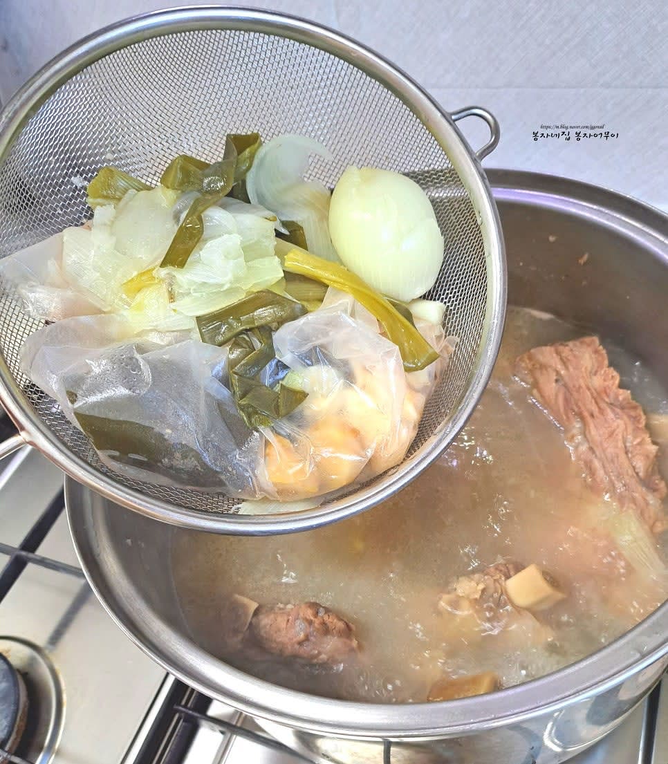 3-40분 정도 후에 야채와 무를 모두 건져주세요.