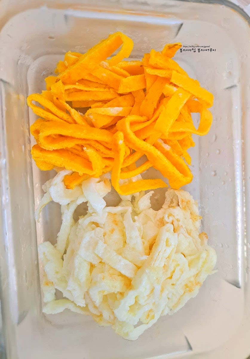 계란을 풀어 얇게 지단을 만든 후 얇게 썰어 장식용으로 준비합니다.