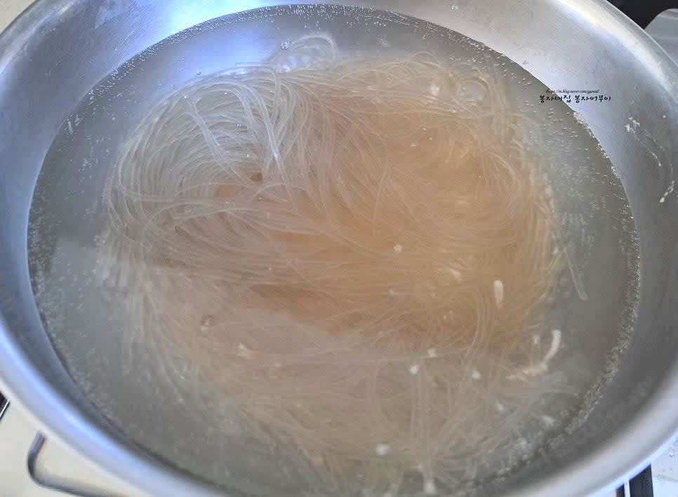 당면도 6분 정도 삶아서 덜어 놓아요.