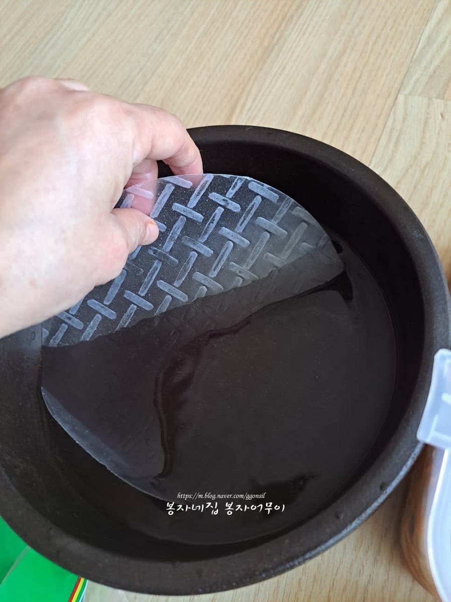 라이스페이퍼를 따뜻한 물에 담가서 말랑하게 만든 후 한 번 씻고 뒤집어서 두 번 씻으세요.