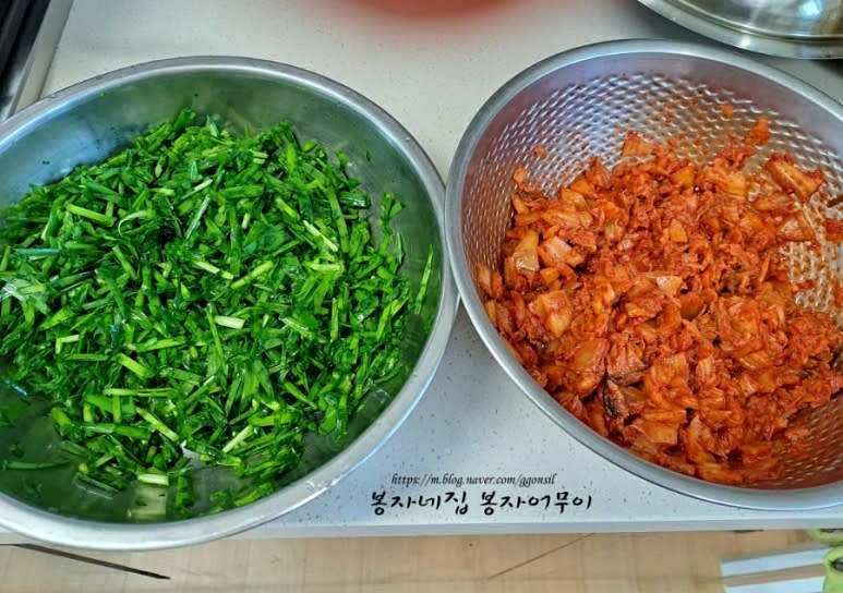 신 김치를 다져서 설탕 한 스푼을 넣고 부추도 다져주세요.