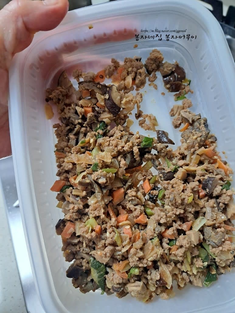 소고기 소보로(다진 소고기, 간장, 올리고당 등으로 볶은 것)를 준비하세요.