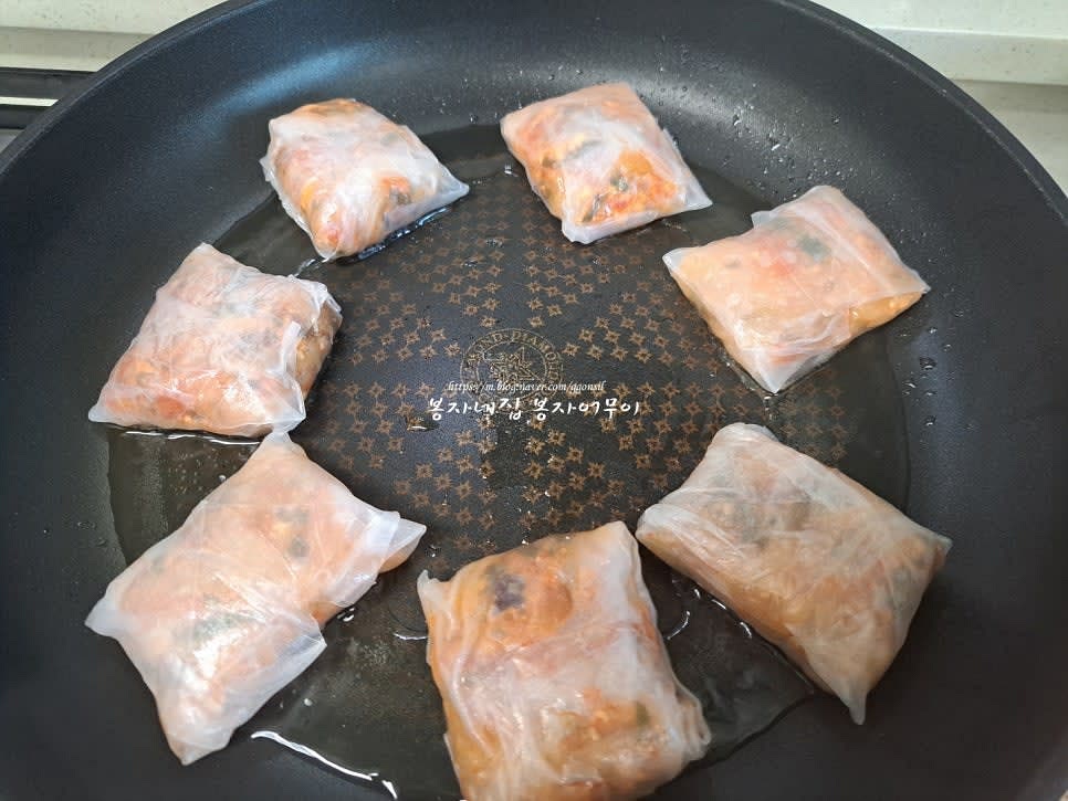 15개의 라이스페이퍼 만두가 만들어지면 팬에 기름을 두르고 바삭하게 구워줍니다.
