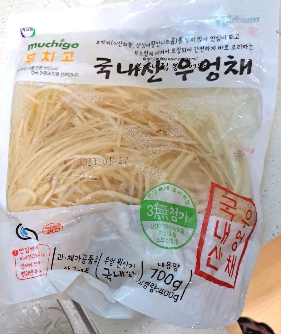 우엉채를 깨끗하게 여러번 씻어줍니다.