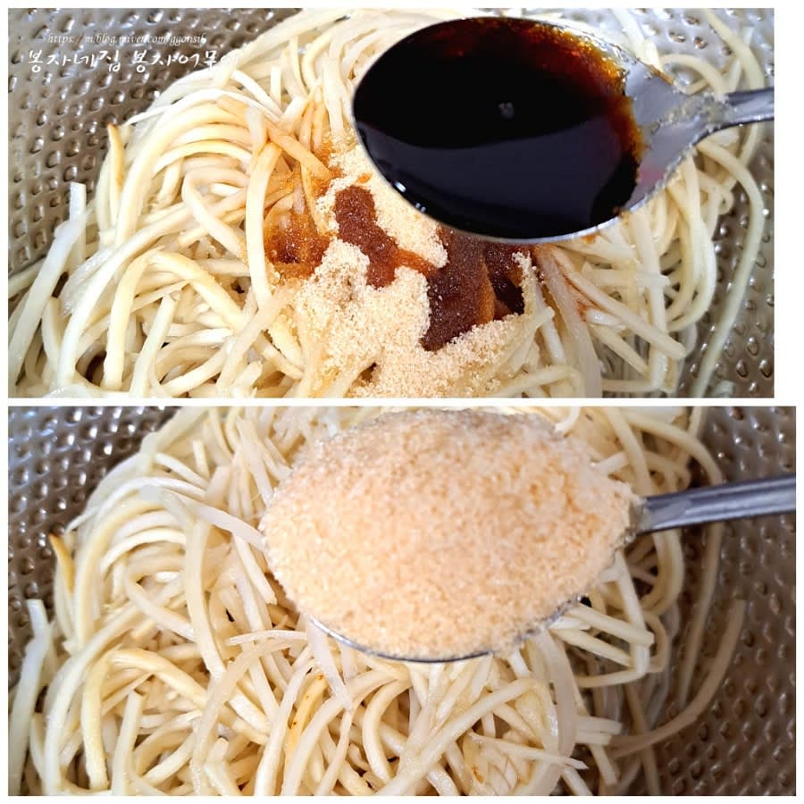 우엉채에 물이 빠지면 설탕 1스푼과 간장 1스푼을 넣고 버무려 줍니다