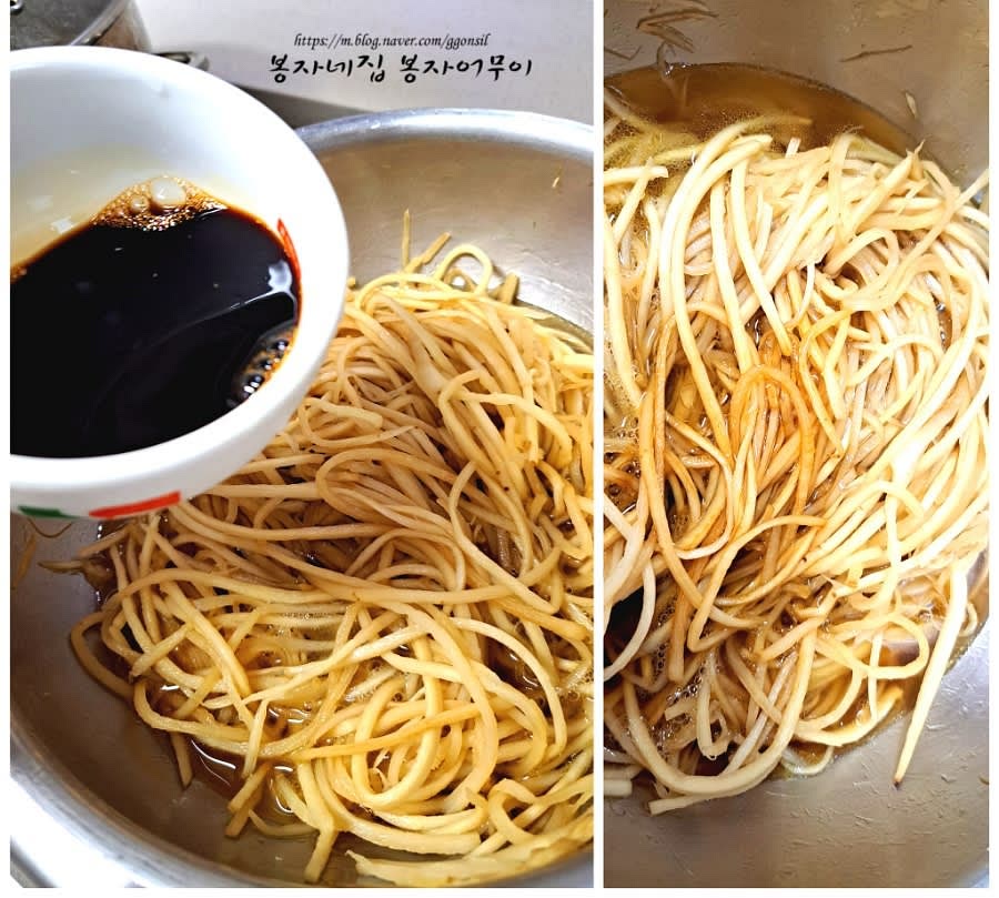 우엉을 팬에 넣고 물 1.5컵과 간장 1스푼을 뺀 85ml를 넣고 중불에서 졸여 주세요.