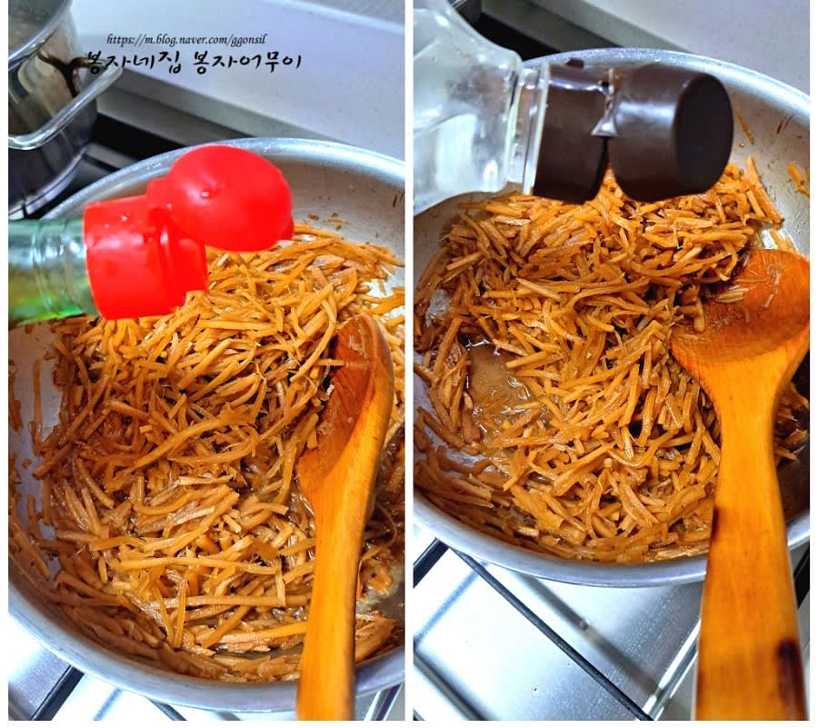 물이 줄어들 때쯤 참기름 1스푼과 올리고당 75ml를 넣고 잘 섞어 주세요.