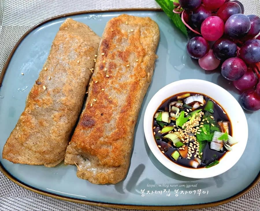 간장 양념으로 간장 2스푼, 식초 1스푼, 참기름 1스푼, 올리고당 반 스푼을 섞어 양념을 만듭니다. 완성된 메밀전병을 간장 양념에 찍어 먹습니다.