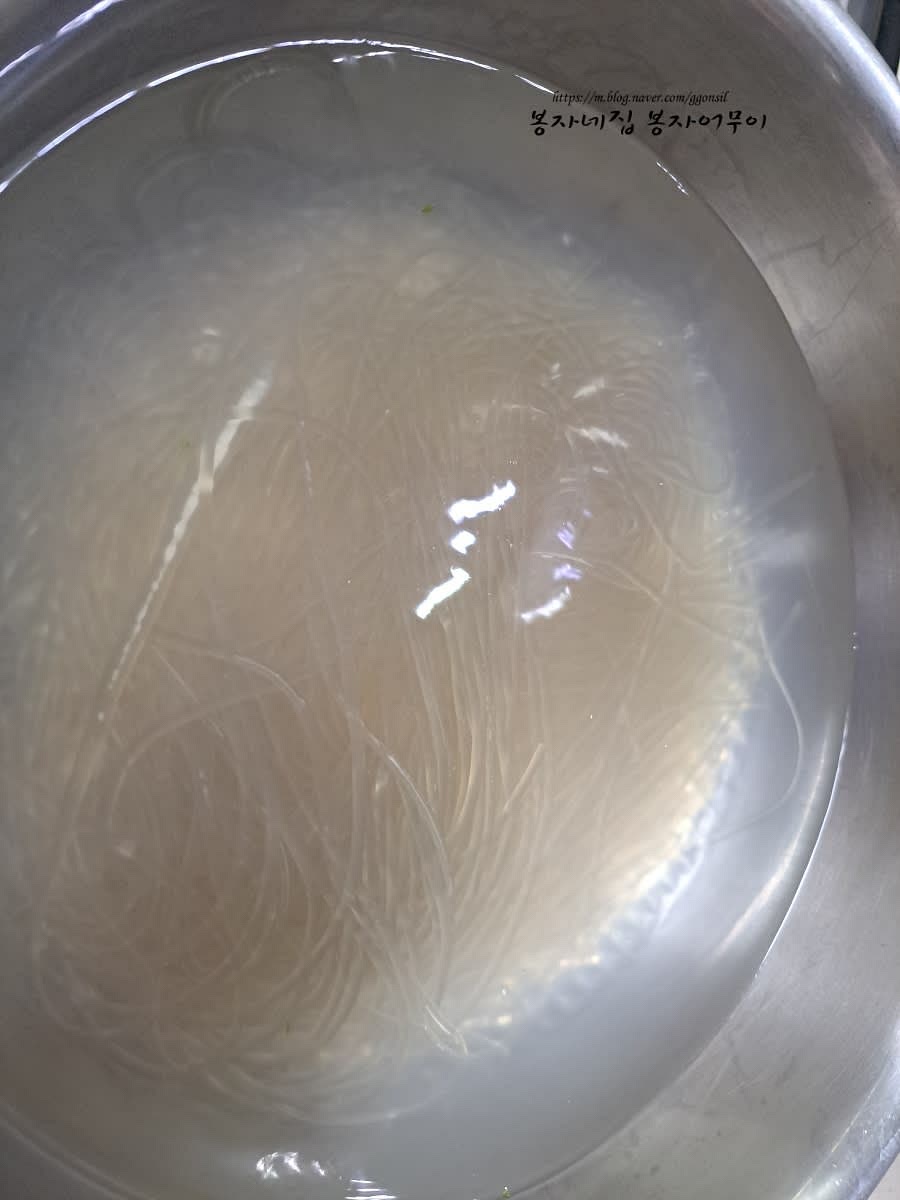 당면 한 줌을 6분간 삶아서 잘게 잘라줍니다.