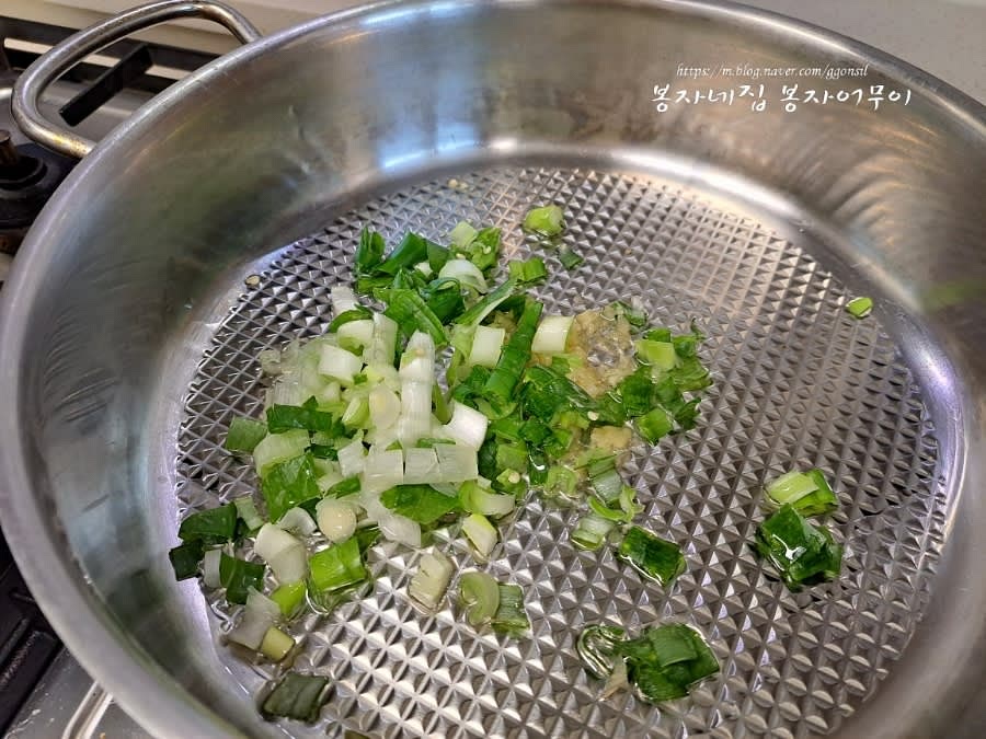 대파와 마늘을 기름에 볶아 향을 내고 소고기 소보로, 당면, 김치, 두부, 부추를 함께 볶아줍니다. 간장, 올리고당, 참기름을 넣고 섞어주세요.