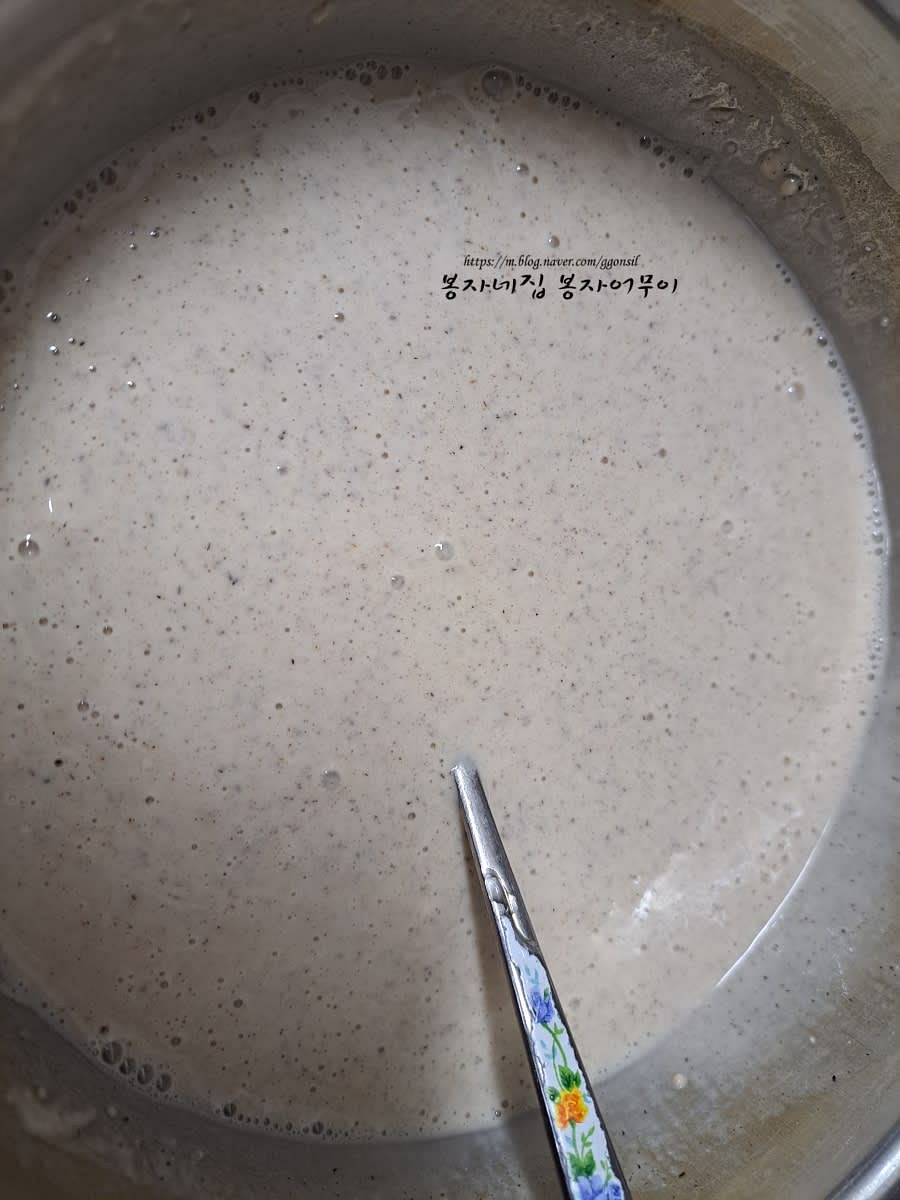 메밀부침가루와 물의 비율은 1:1.5로 섞어 반죽을 만듭니다. 소금 반 스푼도 넣어줍니다.