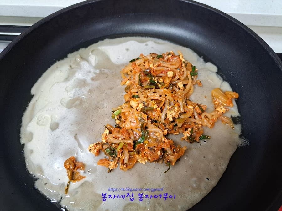 팬에 반죽을 부어 아랫면이 익으면 속 재료를 넣고 말아줍니다.