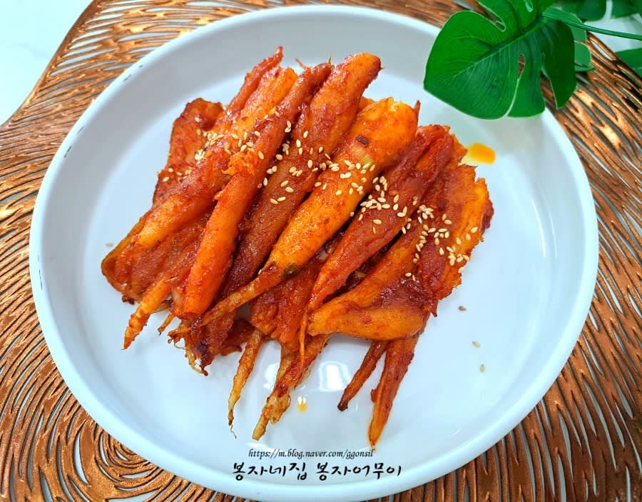 모두 구워진 더덕을 그릇에 담고 깨소금을 뿌려 완성합니다.