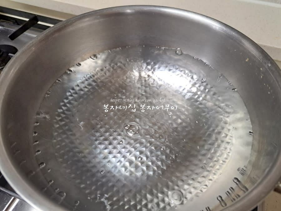 먼저 물을 팔팔 끓여줍니다.