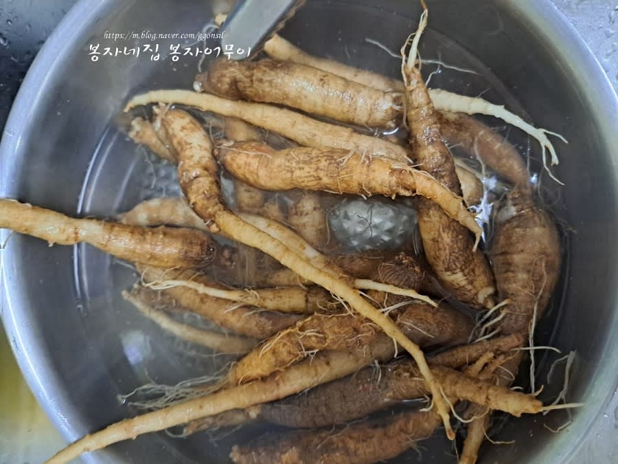 끓는 물에 더덕을 30초 데쳐줍니다.