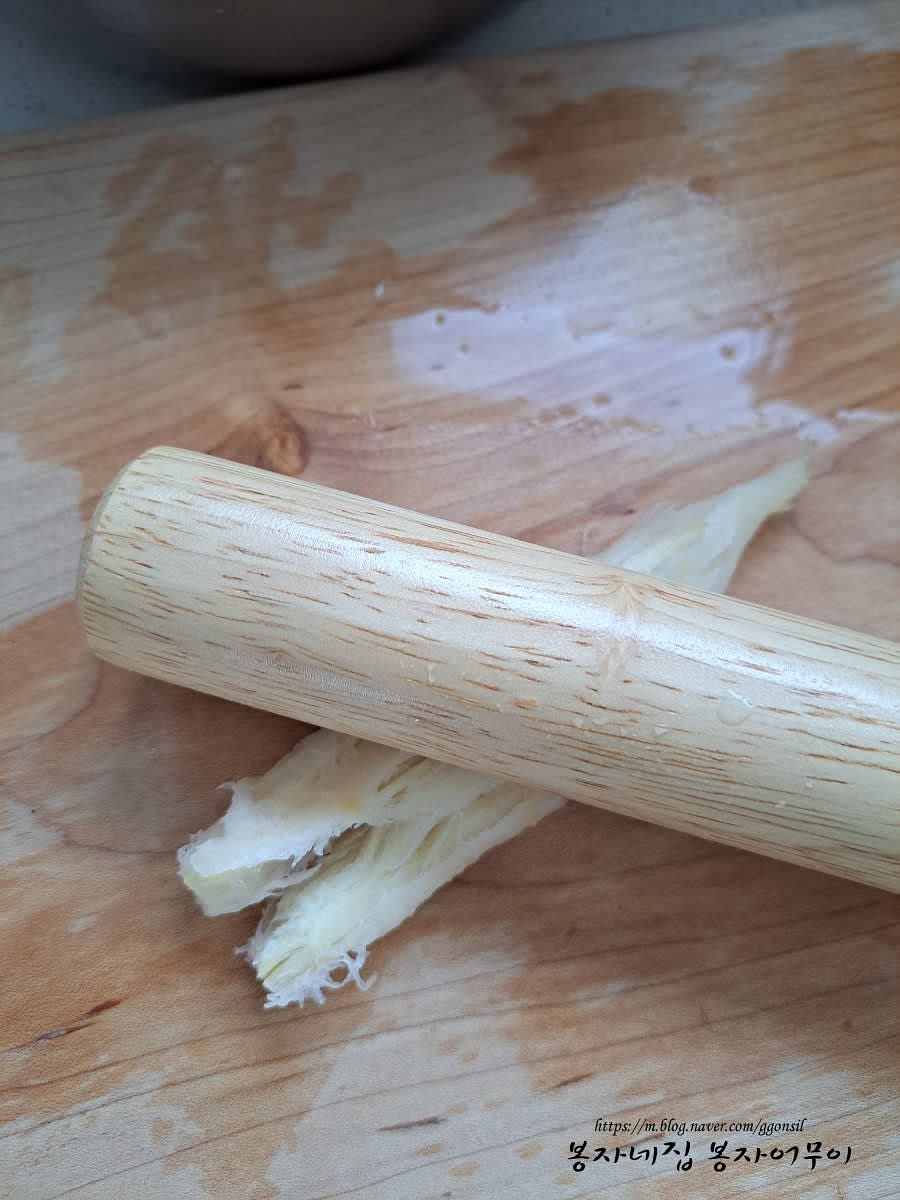 더덕을 까서 손질하고 눌러 펴줍니다. 두드릴 때 부서지지 않도록 주의하세요.