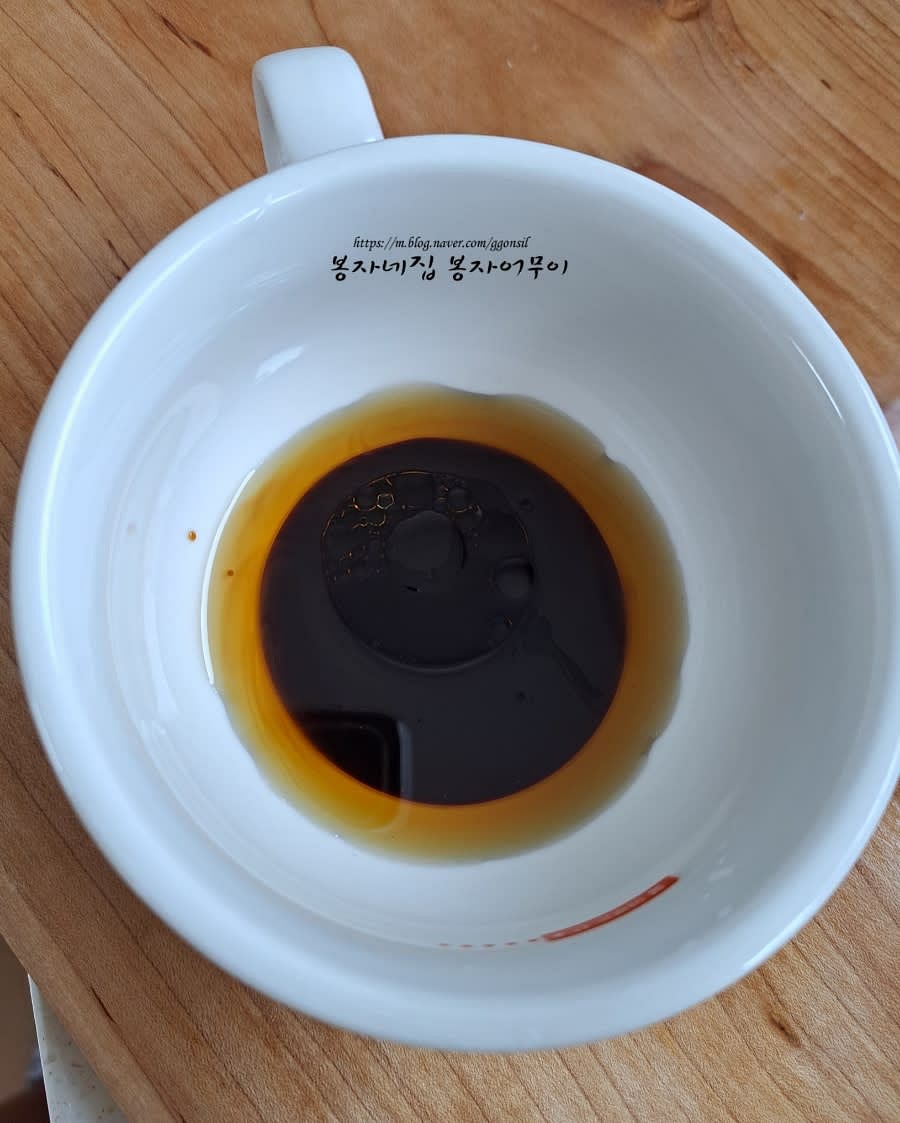 참기름과 간장을 1대1 비율로 섞어 유장을 만듭니다. 유장을 더덕에 발라 밑간을 해줍니다.