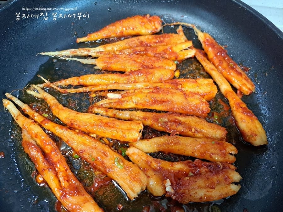 손질된 더덕을 팬에 올리고 구우면서 양념을 발라가며 노릇노릇 구워줍니다.